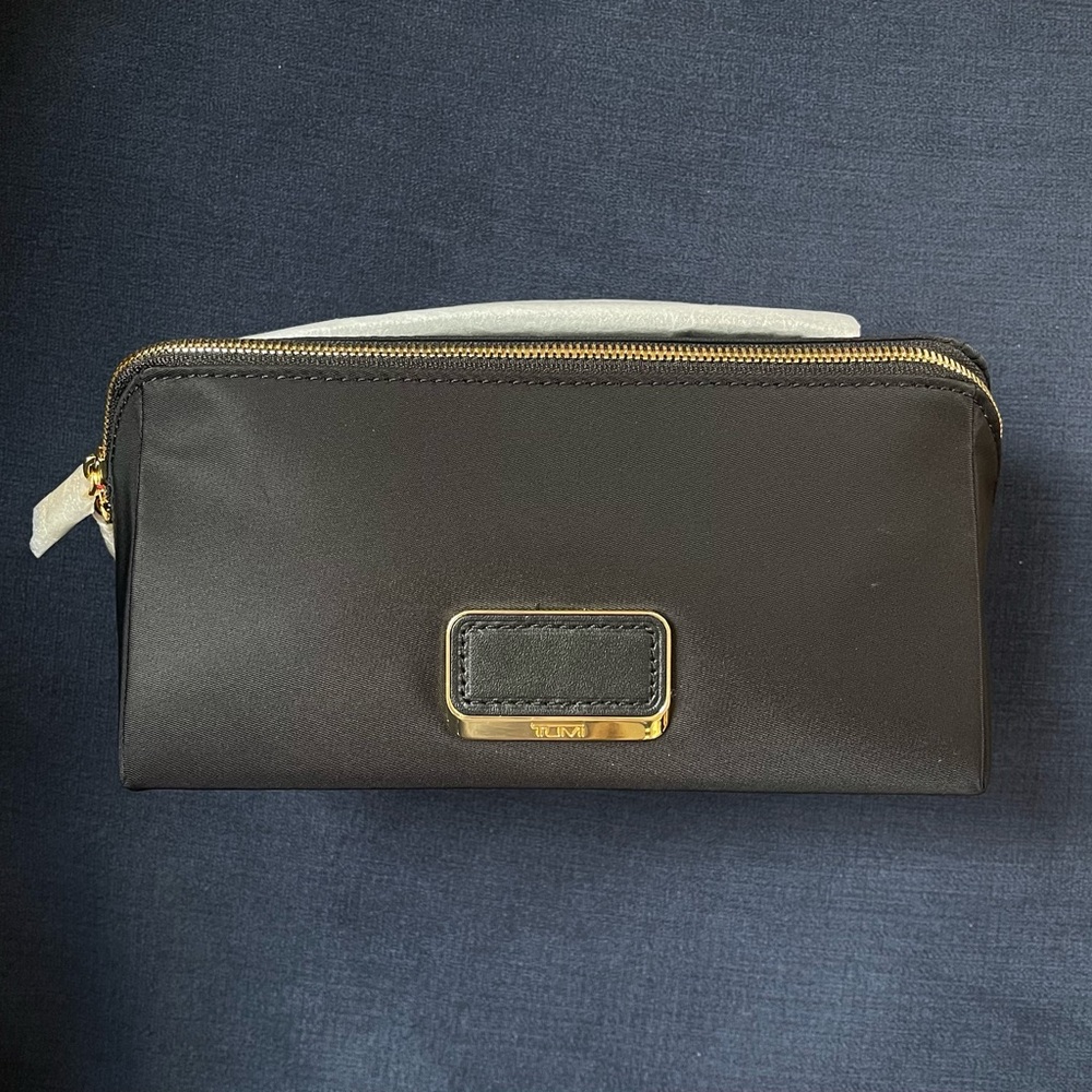 NWT Tumi Dallas Cosmetic Makeup Bag in Black